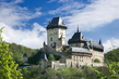 KARLŠTEJN je středověký hrad nacházející se v okrese Beroun asi 30 kilometrů jihozápadně od Prahy. Vstupné na první okruh s výkladem v češtině stojí 170 korun, rodinné 540. Druhý okruh, který zahrnuje i Kapli sv. Kříže, stojí dospělé 300 korun. V dubnu je otevřeno denně kromě pondělí od 9.30 do 17 hodin a v květnu od 9.30 do 17.30 hodin. (Foto: profimedia.cz)