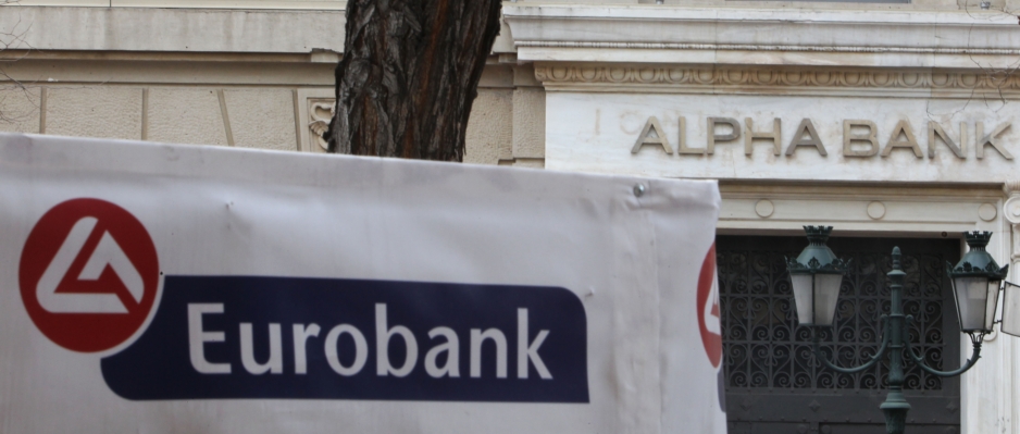 Z řeckých bank stále odplouvají peníze.