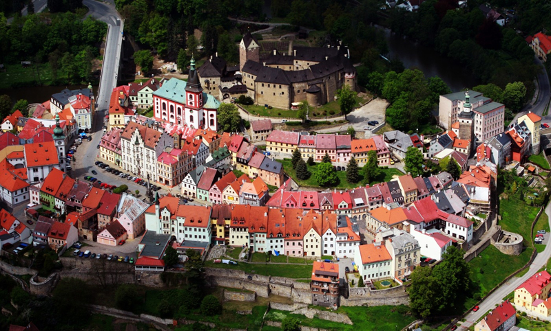 LOKET je hrad, který se tyčí nad řekou Ohří v chráněné krajinné oblasti Slavkovský les. Základní vstupné s průvodcem je 110 korun, rodinné 340. Od dubna do října je otvírací doba hradu od 9.00 do 15.30 hodin. (Foto: profimedia.cz)