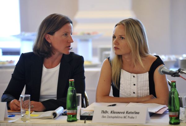 Karolína Peake (vlevo) by v čele školství ráda viděla Kateřinu Klasnovou.