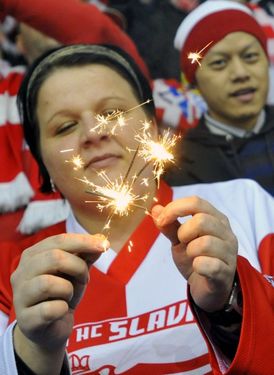 Jarní zápasy v Edenu jsou pro některé fanoušky doslova hokejové "Vánoce".