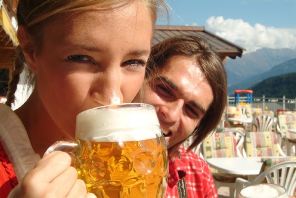 Středoevropané pijí hlavně pivo, lidé z východní části Evropy sahají častěji po vínu a vodce (ilustrační foto).