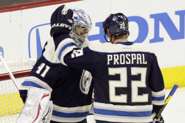 Václav Prospal blahopřeje po zápase s Detroitem brankáři Allenu Yorkovi k jeho první výhře v NHL.