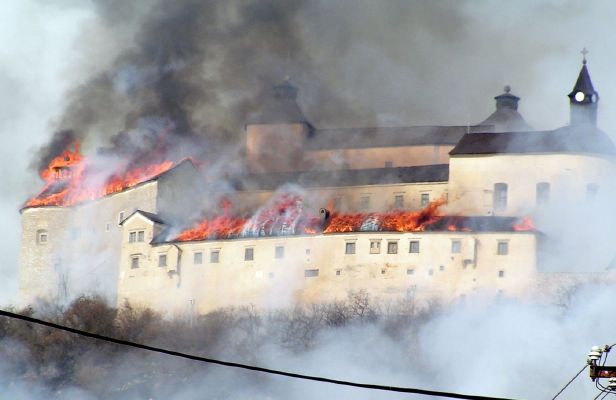 Čerstvě zrekonstruovaný hrad Krásná Hôrka zničil rozsáhlý požár v sobotu 10. března.