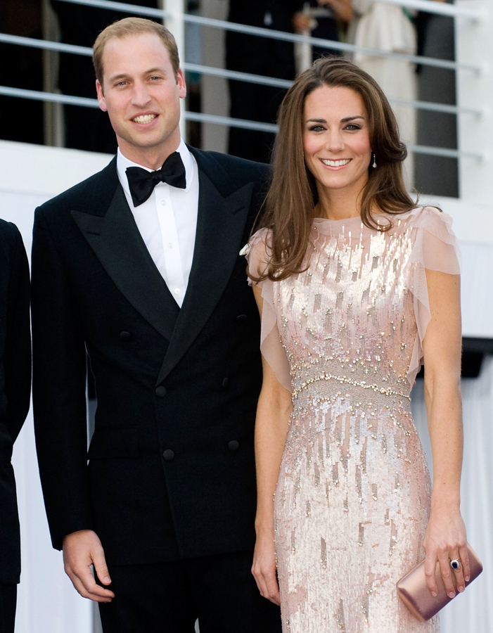 Elegantně oblečený a usměvavý pár na galavečeři v Kensingtonském paláci v Londýně 9. června. Šlo o jejich první oficiální veřejnou akci od sňatku. Elegantně oblečený a usměvavý pár na galavečeři v Kensingtonském paláci v Londýně 9. června. Šlo o jejich první oficiální veřejnou akci od sňatku.