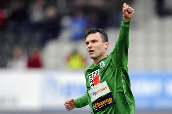 Lafata vstřelil třetí gól z penalty.