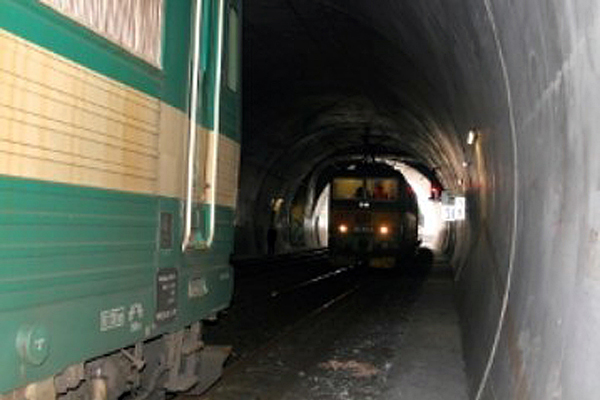 Vlaky od sebe zastavily pouhých dvacet metrů.