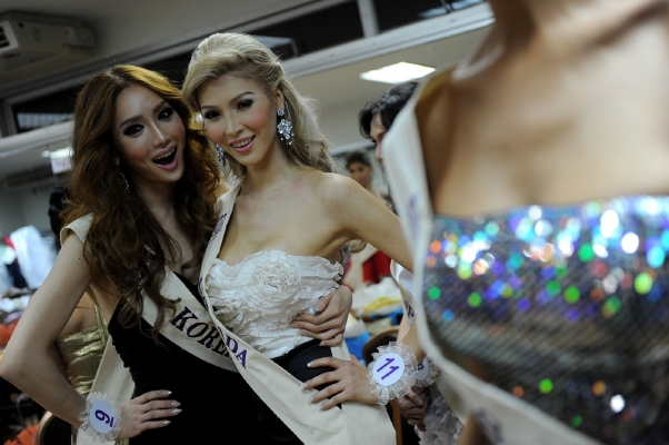 Jenna Talacková (vpravo) se svou kolegyní z Jižní Koreje, se kterou se zúčastnila thajské soutěže krásy transsexuálek.