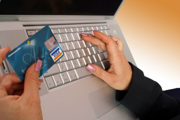 Zákazníci internetových obchodů stále častěji platí pomocí karty nebo při osobním odběru zboží v kamenných pobočkách internetových obchodů.