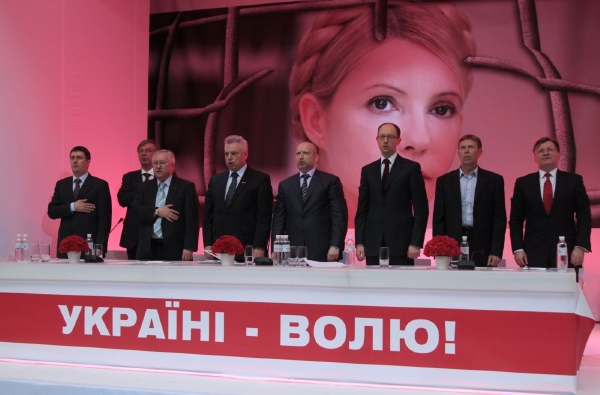 Předáci ukrajinských opozičních formací na sjezdu strany Vlast. Arsenij Jaceňuk je třetí zprava. 