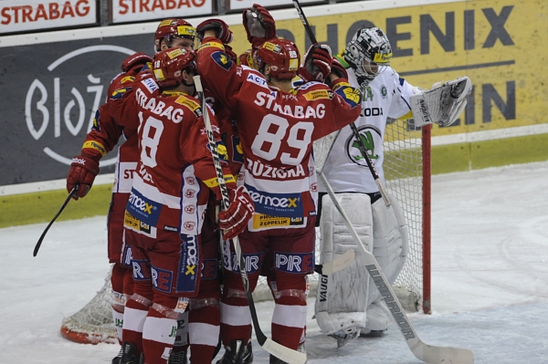 Hokejisté Slavie se radují z gólu do branky Mladá Boleslavi.