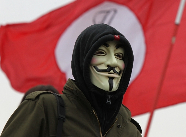 Stoupenec hnutí Anonymous s typickou maskou Guye Fawkese (ilustrační foto). Stoupenec hnutí Anonymous s typickou maskou Guye Fawkese (ilustrační foto).