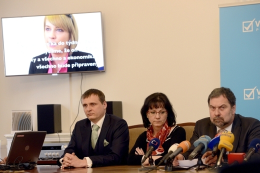 Zleva předseda poslaneckého klubu Věcí veřejných Vít Bárta, místopředsedkyně strany Dagmar Navrátilová a předseda VV Radek John vystoupili na tiskové konferenci. Podle představitelů VV jednala před rokem jejich bývalá poslankyně Kristýna Kočí s ODS a TOP 09 o vyvolání puče uvnitř VV. Situaci bude řešit mimořádné grémium strany. 