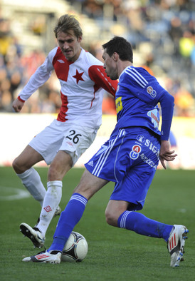Róbert Cicman ze Slavie (vlevo) zastavuje olomouckého Michala Ordoše.