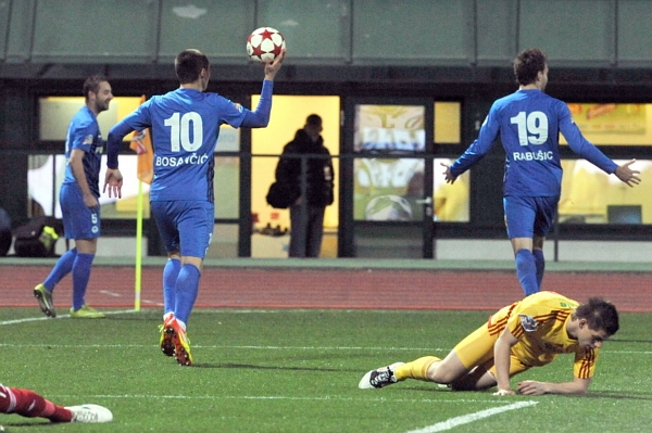 Fotbalisté Liberce slaví gól z kopačky Emila Rilkeho.