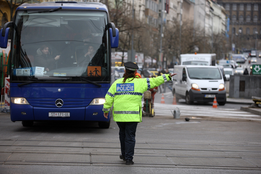 Policisté museli odklánět auta i autobusy, které mířily směrem k Můstku.