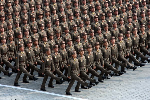 Severní Korea snížila minimální požadovanou výšku pro vojáky odváděné do armády.