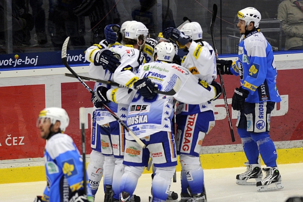 Radost hokejistů Komety Brno po vstřeleném gólu.
