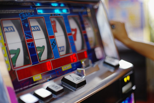 Ministerstvo financí nezákonně povolilo 70 000 hracích automatů.