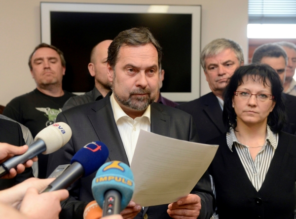 Předseda VV Radek John čte prohlášení grémia strany.