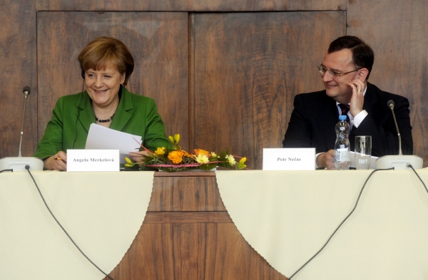 Petr Nečas a Angela Merkelová na setkání se studenty Právnické fakulty UK.