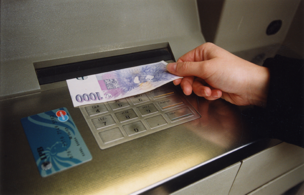 Banky letos vybraly na poplatcích už deset miliard korun.