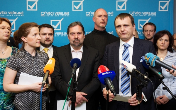 Karolína Peake, Radek John (uprostřed) a Vít Bárta.