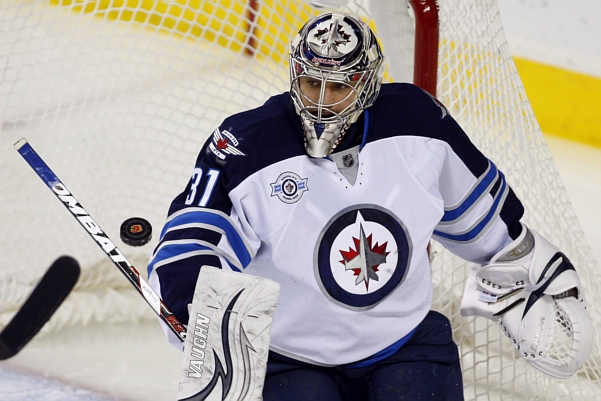 Brankář Ondřej Pavelec.