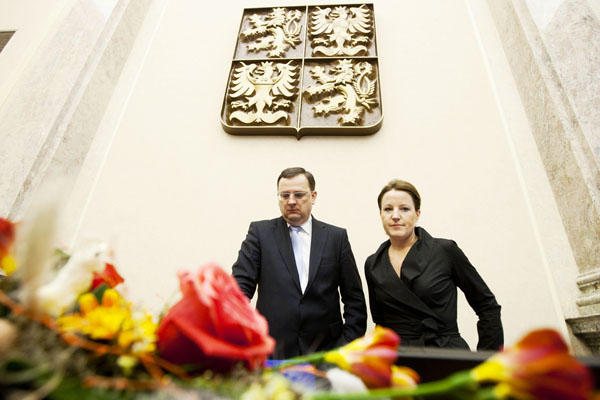 Premiér Petr Nečas a Karolína Peake na dnešním jednání.
