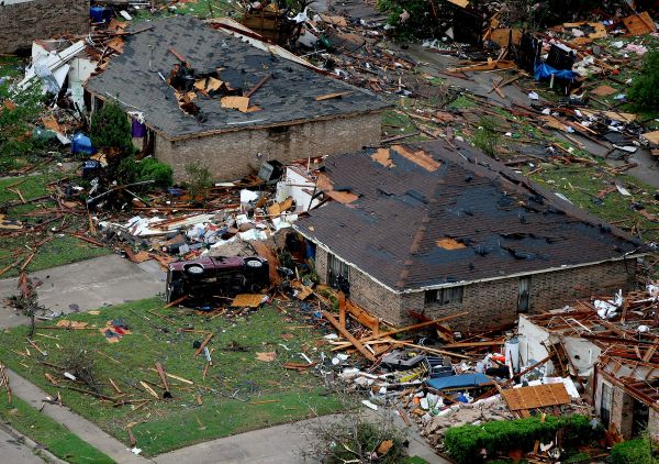 Série tornád, která v úterý zasáhla souměstí Dallas-Fort Worth a severovýchod amerického státu Texas za sebou zanechala spoušť a chaos.