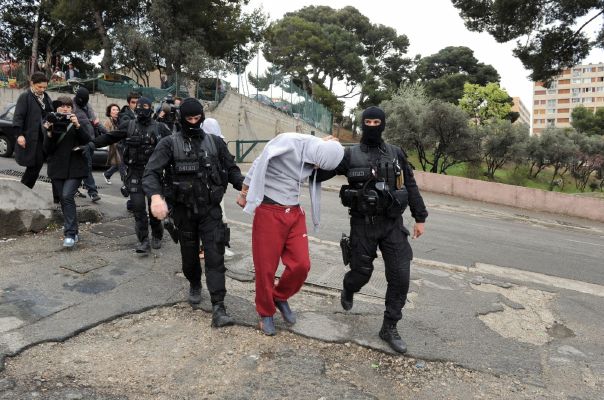 Francouzská policie zatkla deset islámských radikálů.