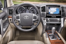 Přístrojům dominuje velký displej.