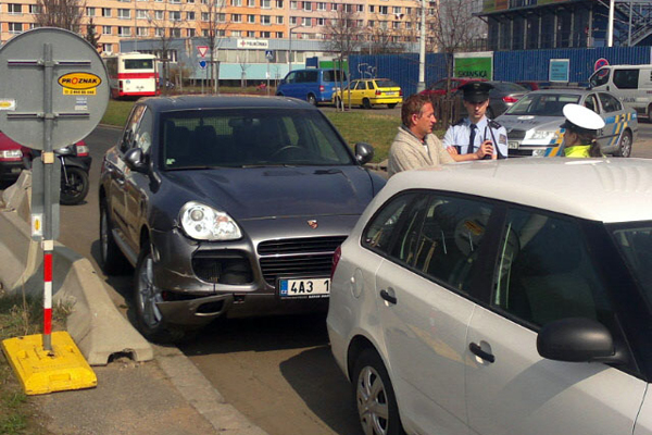 Kárné řízení má prošetřit počínání policistů po Janouškově zadržení. Kárné řízení má prošetřit počínání policistů po Janouškově zadržení.