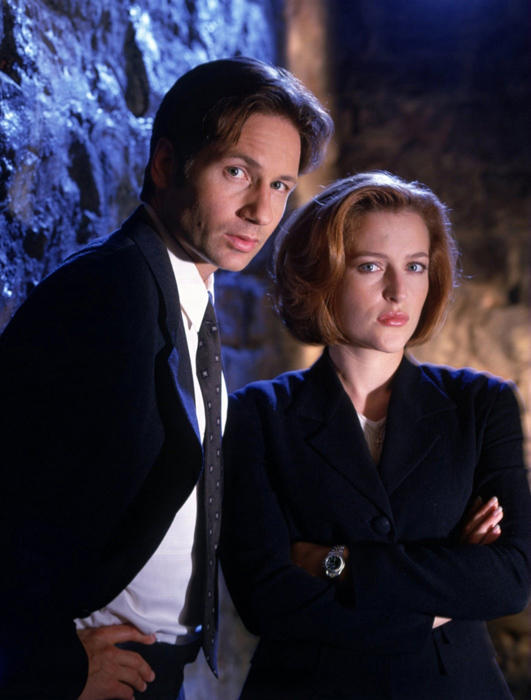 Blízká setkání s mimozemšťany, mutanty a příšerami prožívala dvojice agentů FBI Fox Mulder (David Duchovny) a Dana Scullyová (Gillian Andersonová). Blízká setkání s mimozemšťany, mutanty a příšerami prožívala dvojice agentů FBI Fox Mulder (David Duchovny) a Dana Scullyová (Gillian Andersonová).