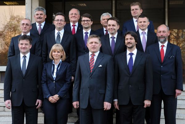 Nový slovenský premiér Robert Fico vrátil zasedání vlády do místnosti, kde před rokem 1989 schůzovali komunisti. Nový slovenský premiér Robert Fico vrátil zasedání vlády do místnosti, kde před rokem 1989 schůzovali komunisti.