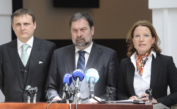 Zleva Vít Bárta, Radek John a Karolína Peake.