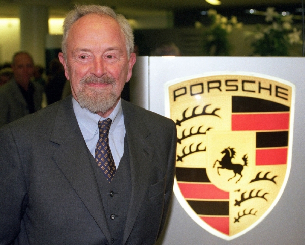 Ferdinand Alexander Porsche vedle světoznámého loga. Ferdinand Alexander Porsche vedle světoznámého loga.