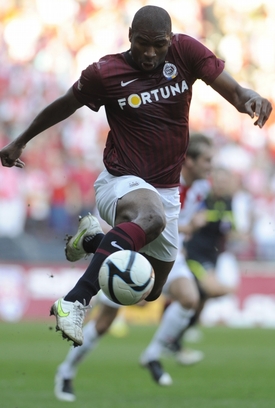 Útočník Léonard Kweuke.