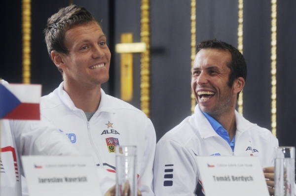 Tomáš Berdych (vlevo) s Radkem Štěpánkem na tiskové konferenci po čtvrtečním losu.