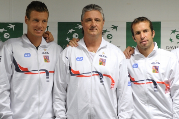 Češi jdou do boje. Tomáš Berdych (vlevo) a Radek Štěpánek (vpravo) s kapitánem Jaroslavem Navrátilem. Češi jdou do boje. Tomáš Berdych (vlevo) a Radek Štěpánek (vpravo) s kapitánem Jaroslavem Navrátilem.