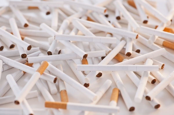 Britští obchodníci musejí ode dneška před zákazníky v supermarketech skrývat cigarety.