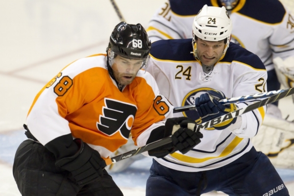 Philadelphii Jaromíra Jágra (vlevo) čeká v play-off NHL jeho bývalý Pittsburgh.
