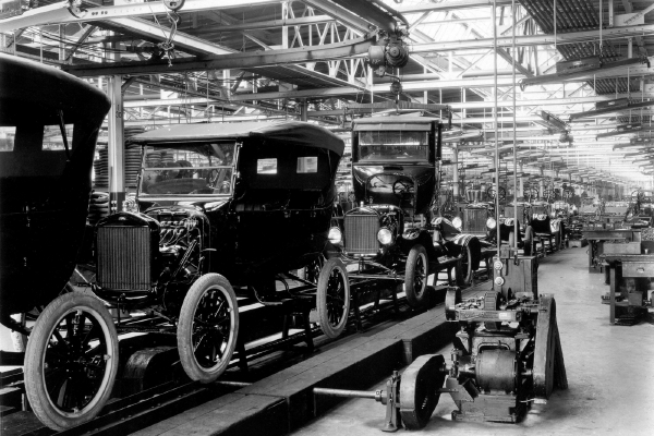 Henry Ford je zakladatelem pásové výroby, která umožnila levnější masovou výrobu.