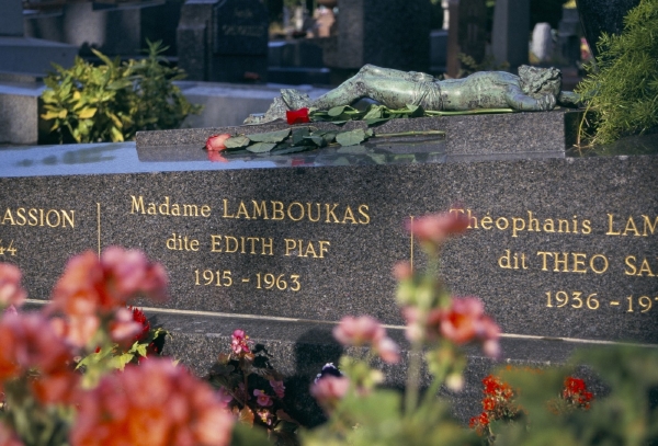 Hrob Edith Piaf na slavném pařížském hřbitově Père Lachaise. 