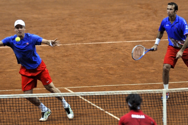 Tomáš Berdych (vlevo) a Radek Štěpánek při daviscupové čtyřhře se Srbskem. 