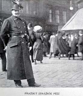 Strážníci na Velikonoce zachránili mladíka, který se pověsil kvůli karbanu.