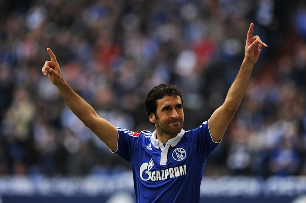 Španělský útočník ve službách Schalke Raúl dvěma góly zničil Hannover.
