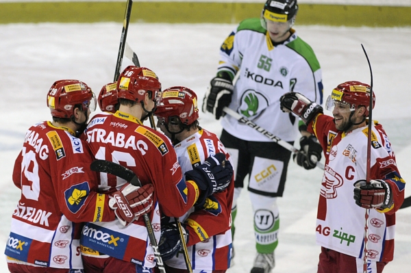 Hokejisté pražské Slavie se radují z gólu do sítě Mladé Boleslavi.