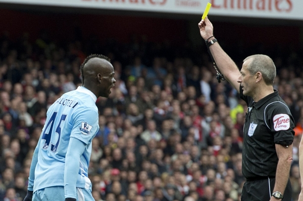 Mario Balotelli byl v zápase Manchesteru City s Arsenalem vyloučen.