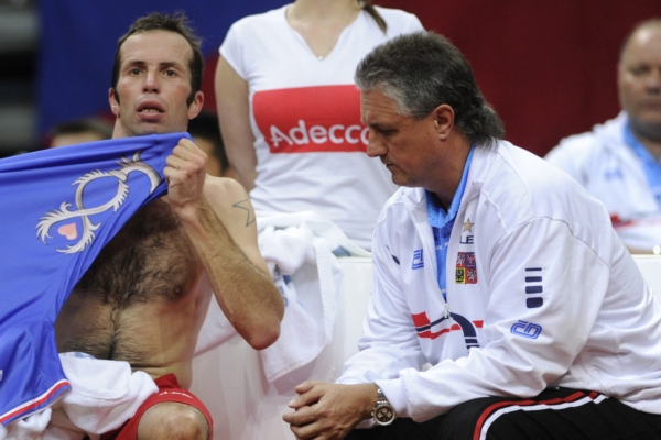 Kapitán Jaroslav Navrátil (vpravo) koučuje Radka Štěpánka při utkání s Jankem Tipsarevičem. Kapitán Jaroslav Navrátil (vpravo) koučuje Radka Štěpánka při utkání s Jankem Tipsarevičem.